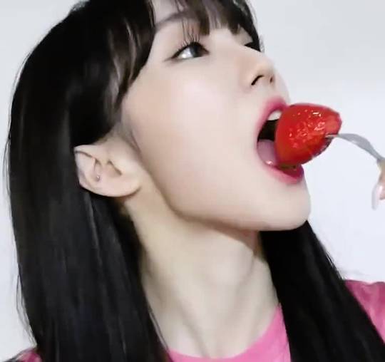 Huge Cock Trans Girl Sucked in Public Scrolller