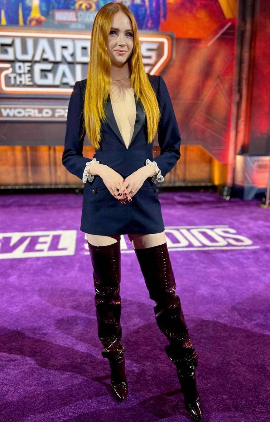 Karen Gillan Scrolller