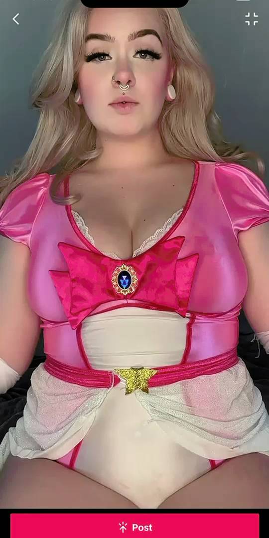 My Princess Peach Cosplay Turned Out Pretty Sexy Scrolller