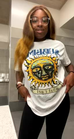 Public bathroom flashing | Scrolller