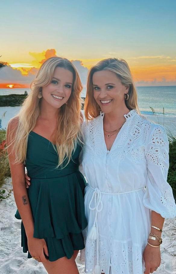 Reese Witherspoon And Her Daughter Ava Scrolller