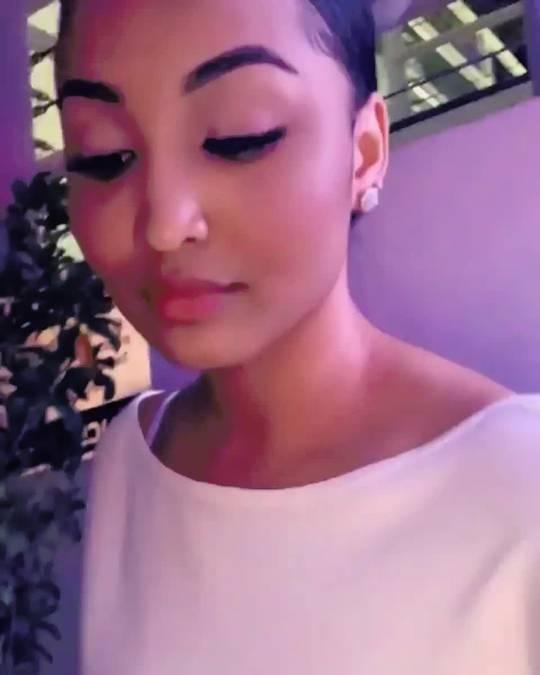 Shenseea Scrolller