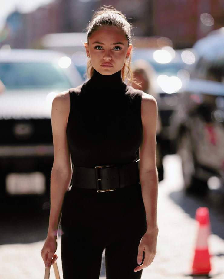 Stunning in Black | Scrolller