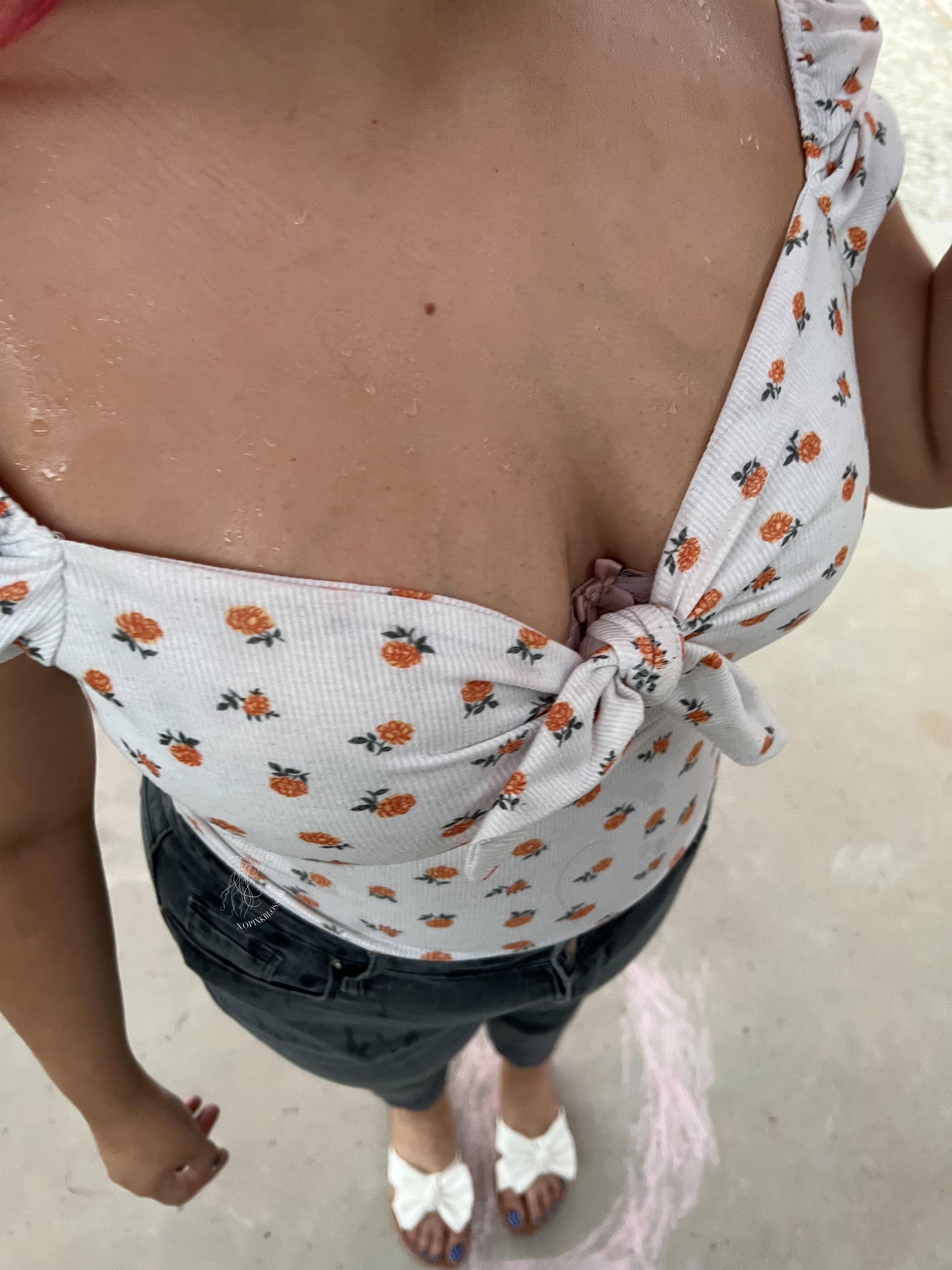 The Rain Made For A Good Downblouse View Scrolller 