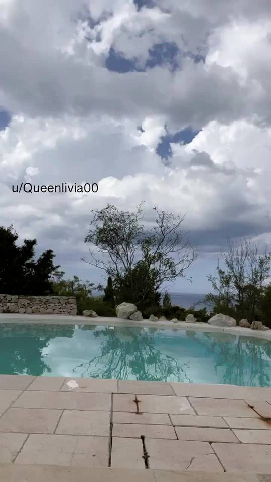 twerking [by u/Queenlivia00] Scrolller