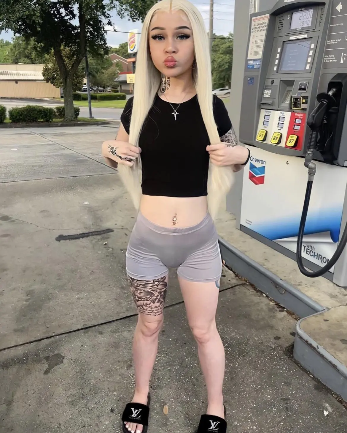 Who got the @ to this lil ghetto bitch🔥🔥🔥