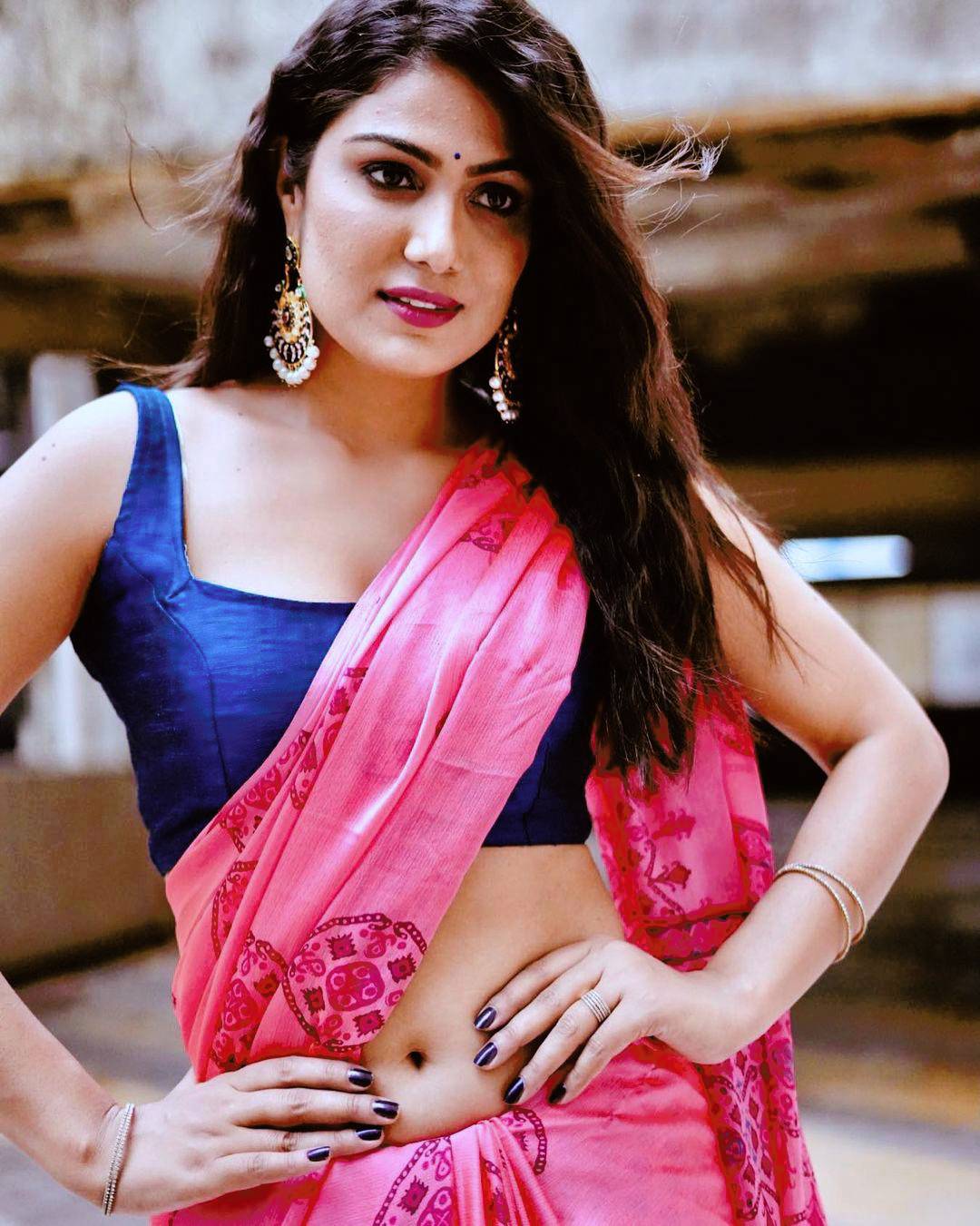 Yashika Basera Navel In Saree Scrolller