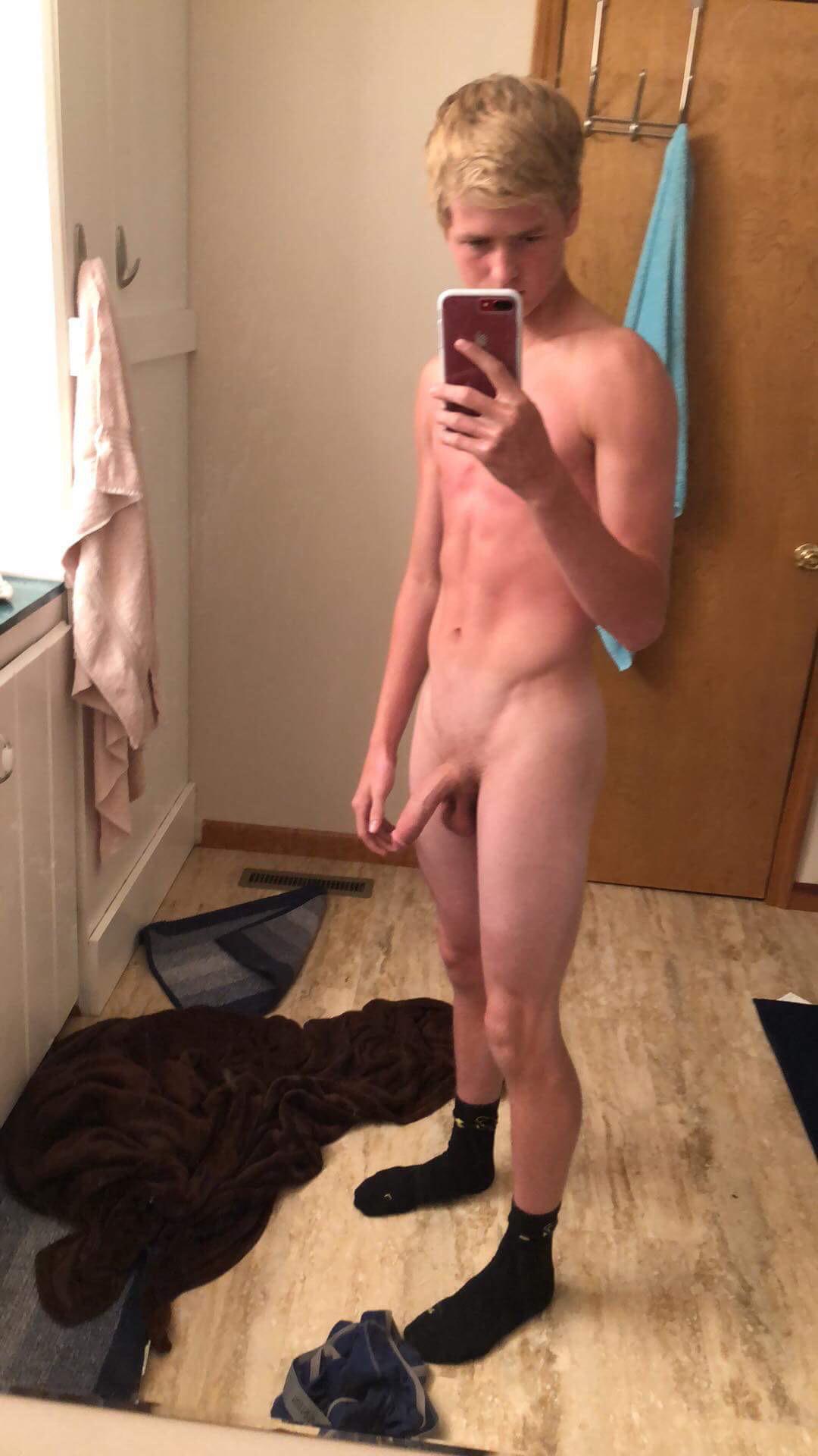 18. Horny af, new here, and wanting to chat