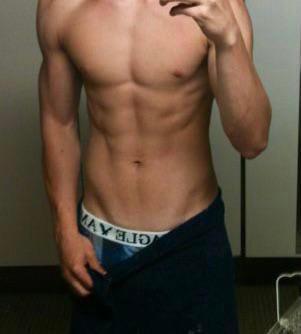 19 straight curious from Italy 🇮🇹 fit with abs looking for same