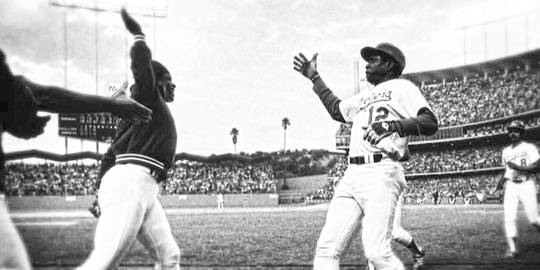 1977, Los Angeles Dodgers' Glenn Burke &amp; Dusty Baker Celebrate With the First-Ever High Five