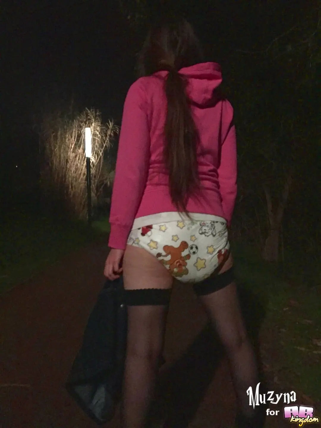 72h without new content on this sub. It has to stop. Here is Muzyna taking of her skirt in a public park. 😉