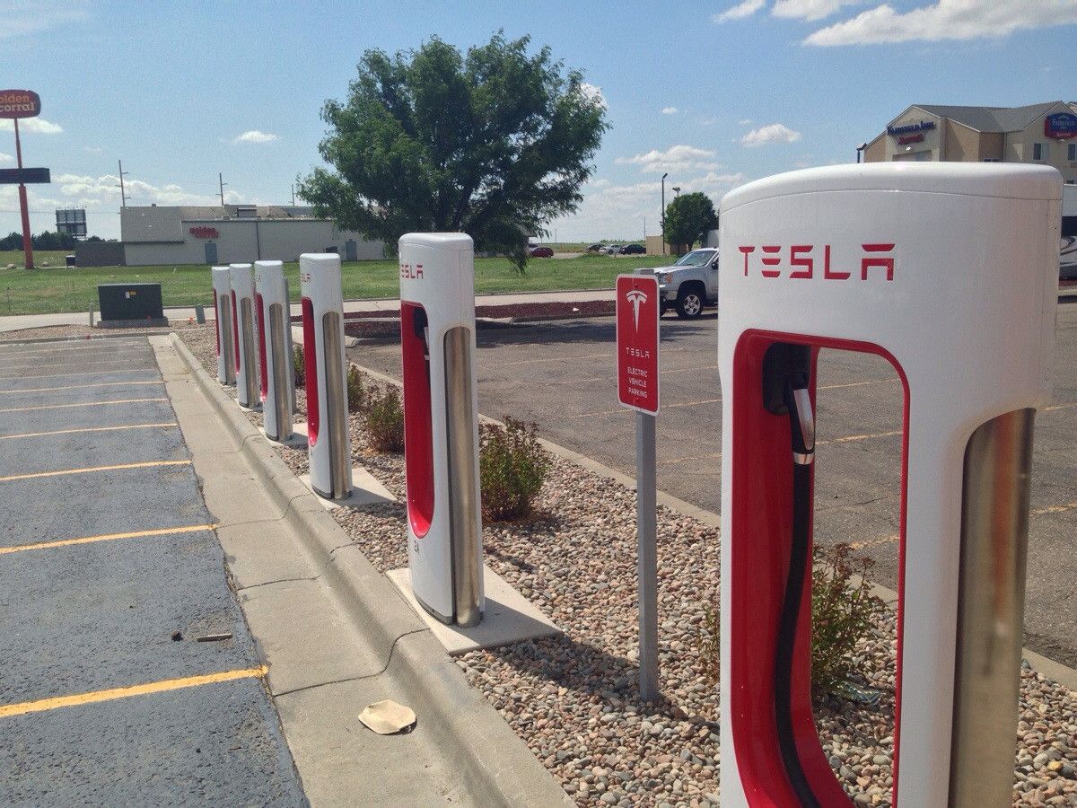 A picture of the Tesla charging stations in Hays Kansas Scrolller