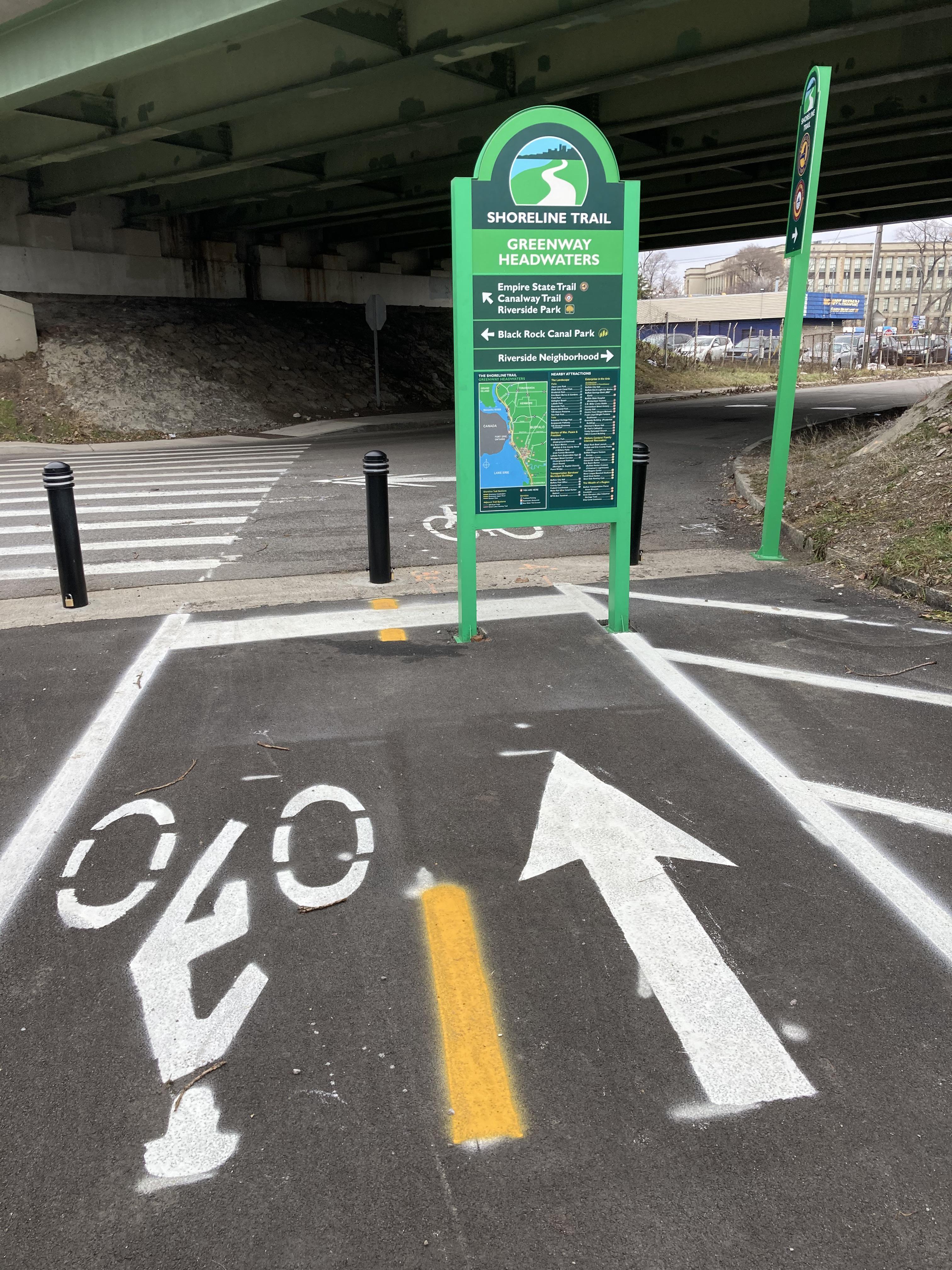 A strategically placed sign | Scrolller