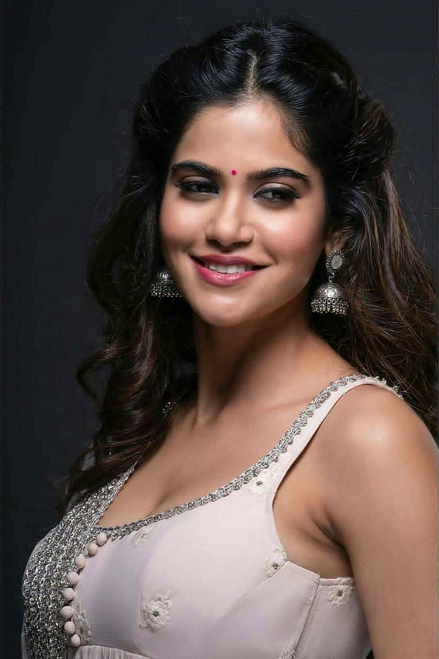 Aaditi Pohankar Scrolller