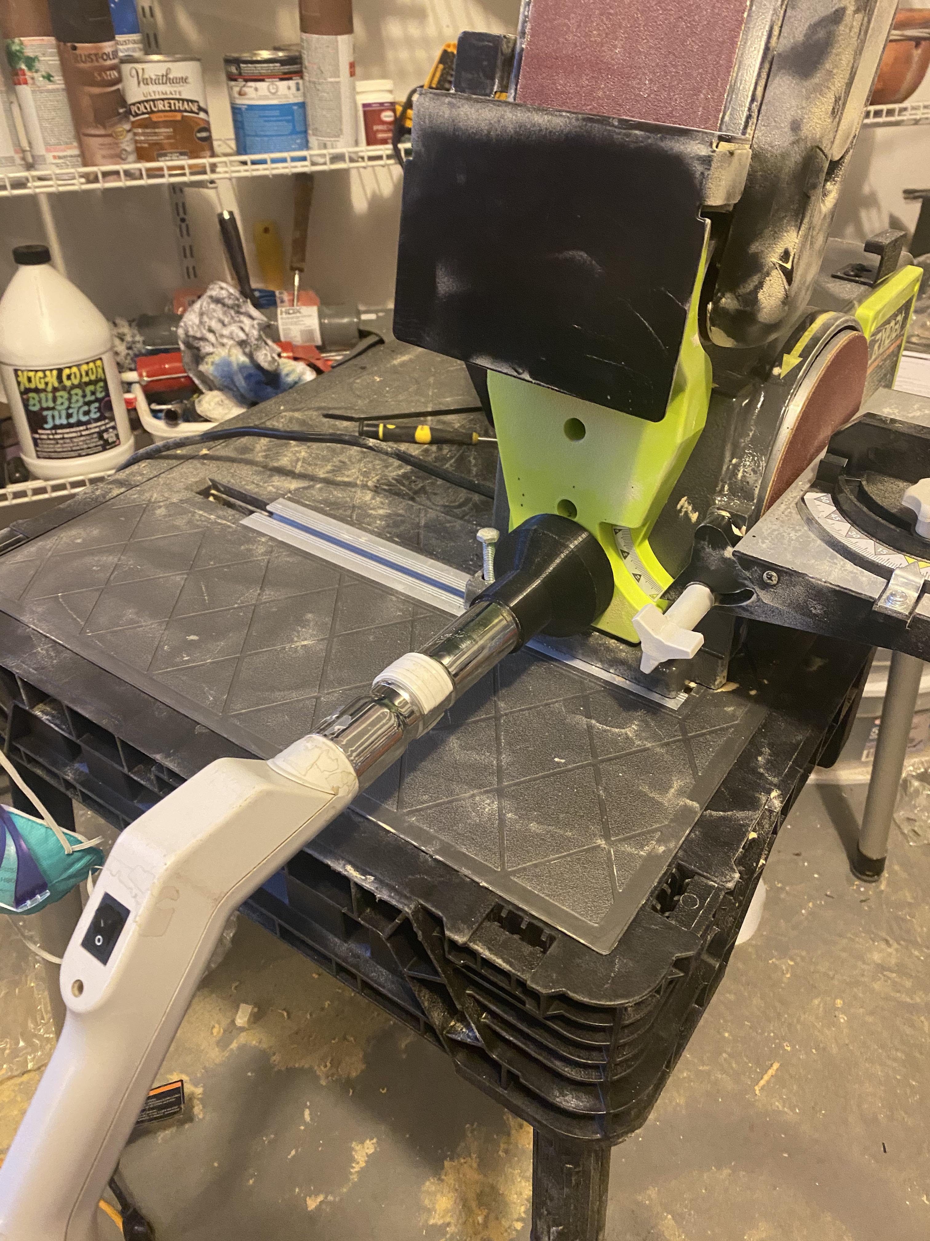 Adapter for vacuum to fit in belt sander Scrolller