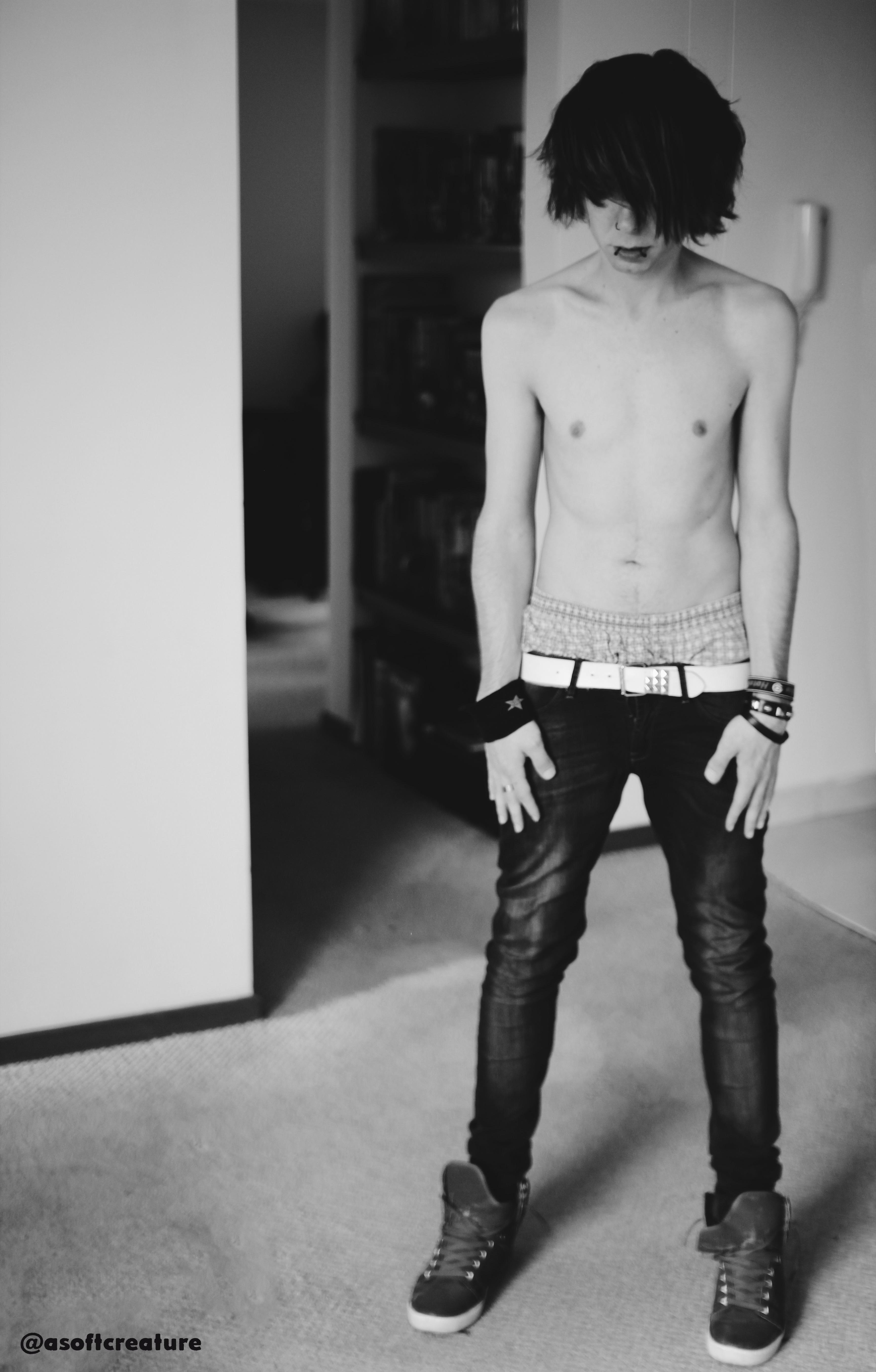 Раздевание мальчиков. Скинни бойз. Красивые худые парни. Стройный парень. Худощавый парень.