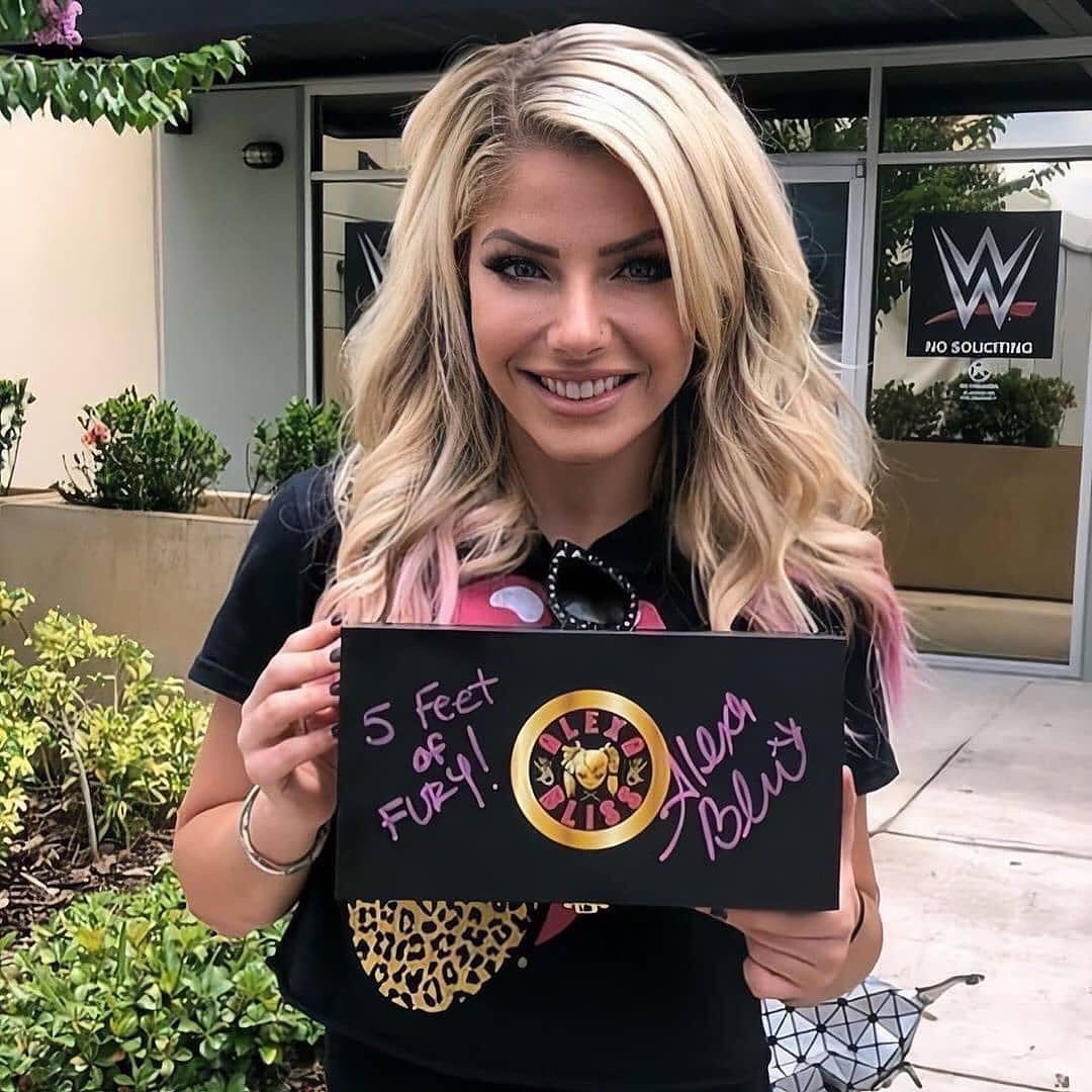 Alexa Bliss holding her sideplate Scrolller