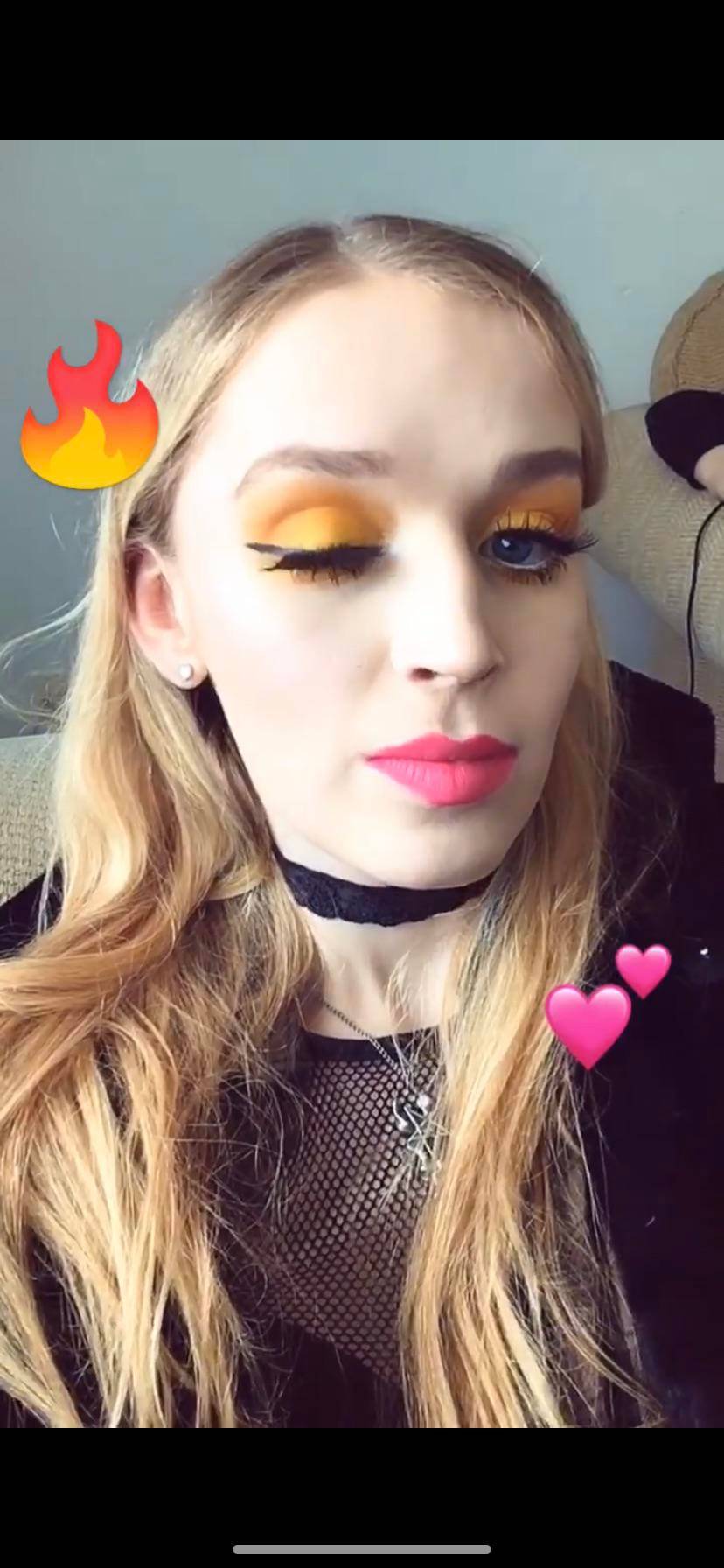 Am I hotter then your girlfriend? 😈 Scrolller