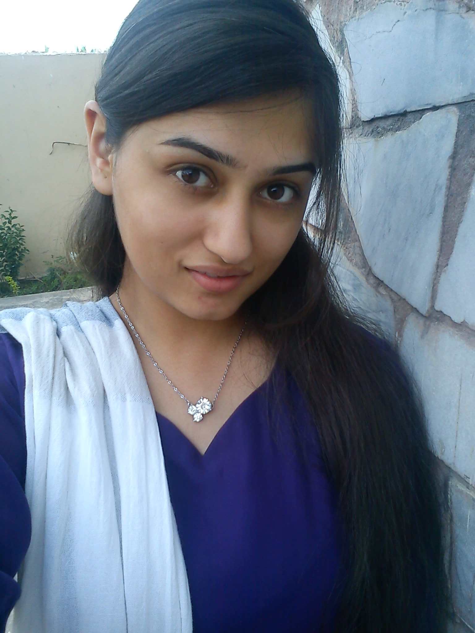 [amateur] Cute Look On A Desi Babe Scrolller