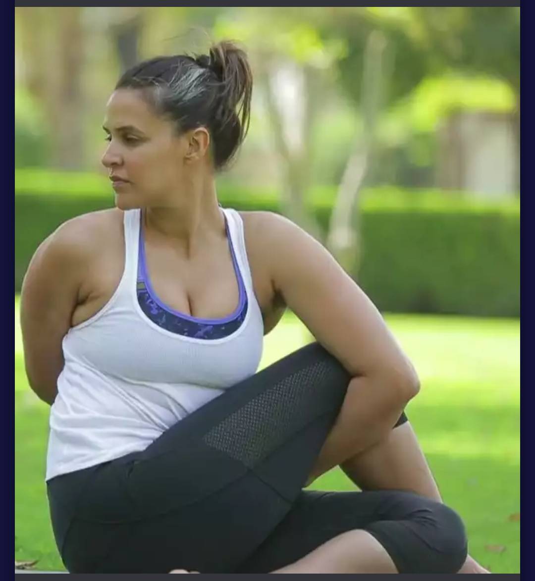 armpit-folds-of-neha-dhupia-doing-wonders-scrolller