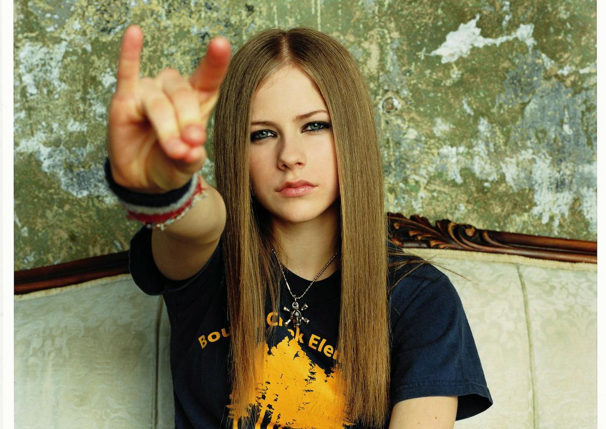 avril-from-early-2000s-what-does-the-hand-sign-represents-grey-wolf