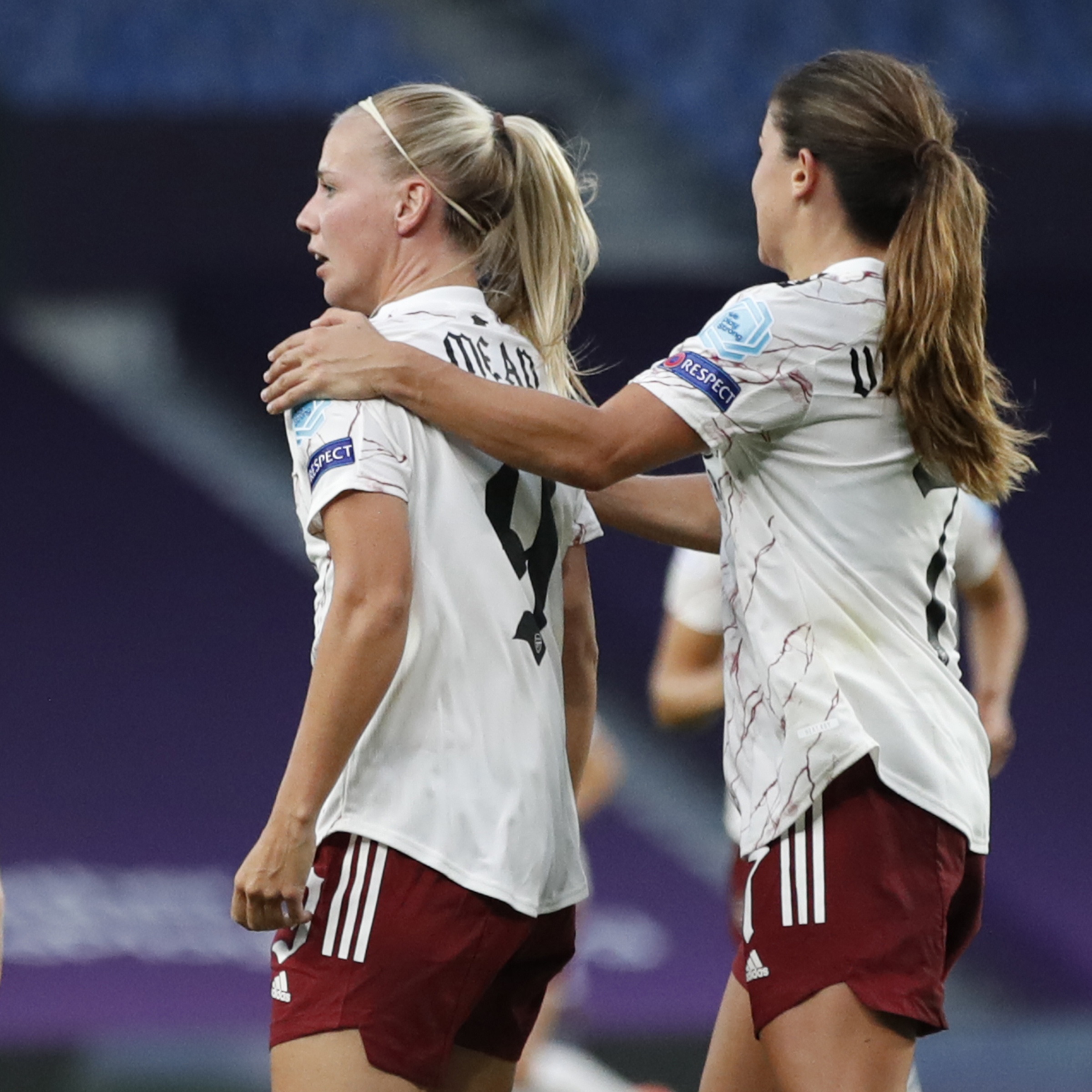 beth-mead-and-danielle-van-de-donk-scrolller