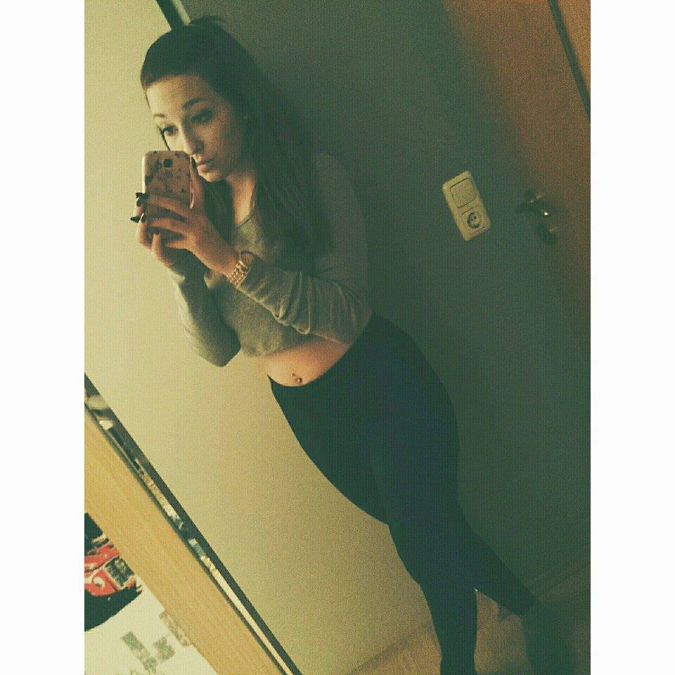 Black yoga pants Scrolller