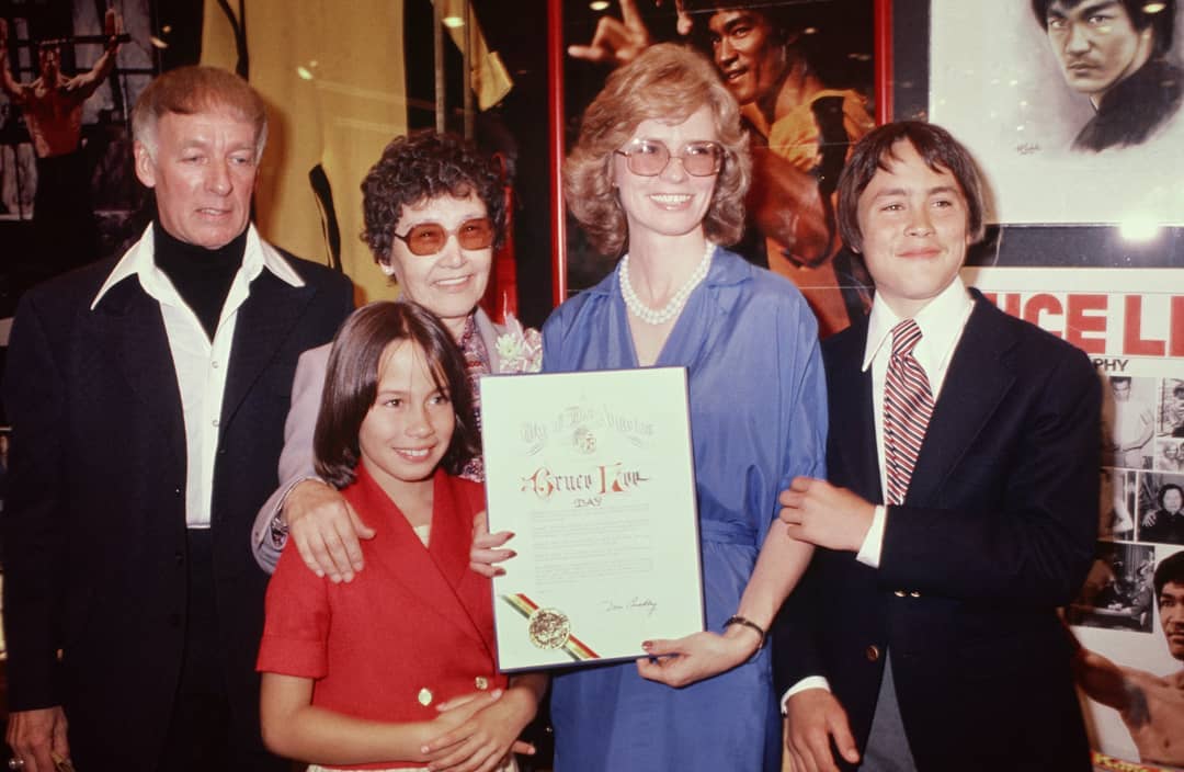 Bruce Lee's wife, mother & kids with Norman Borine in 1979. Scrolller