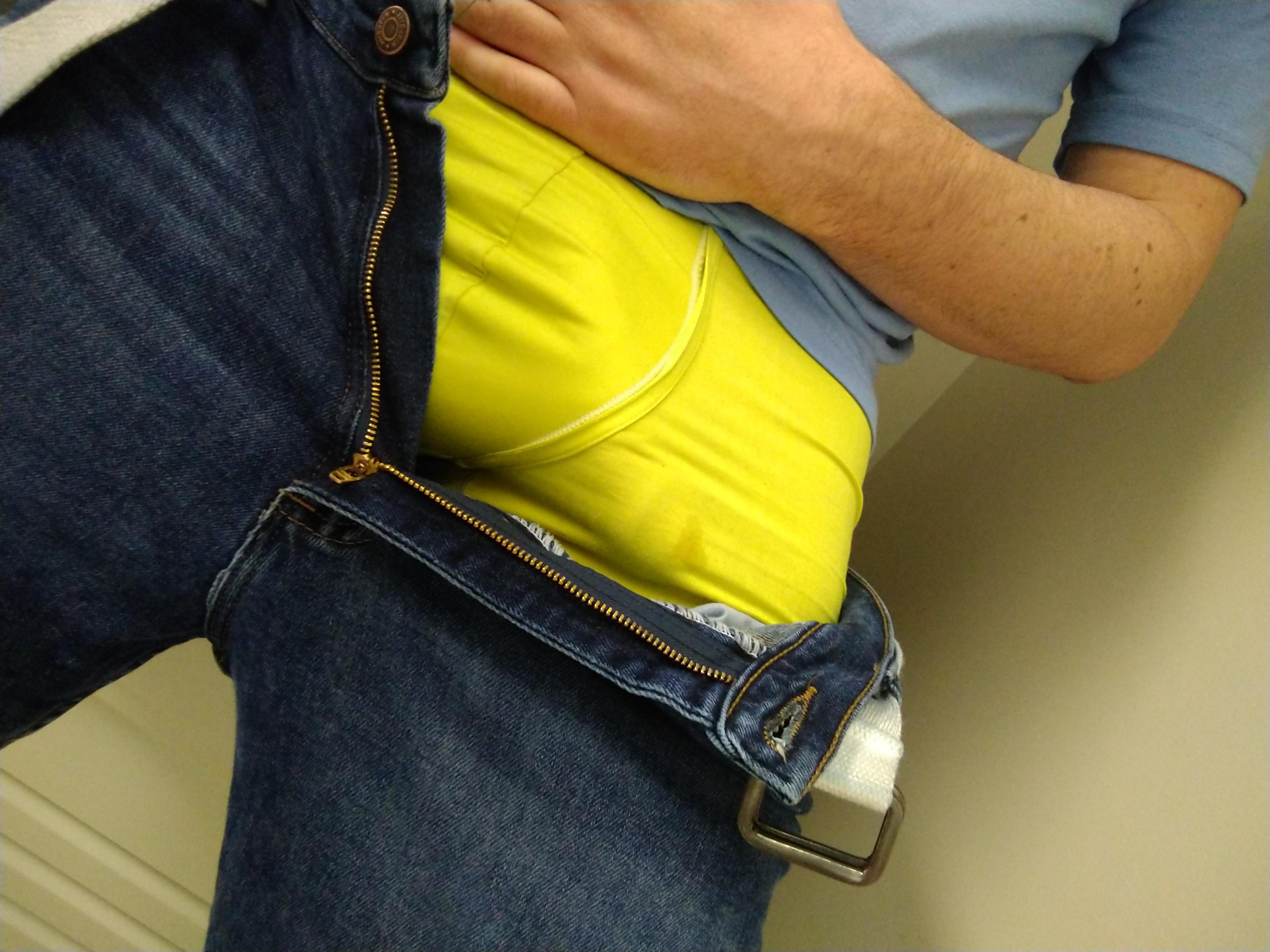 bulging-at-work-scrolller