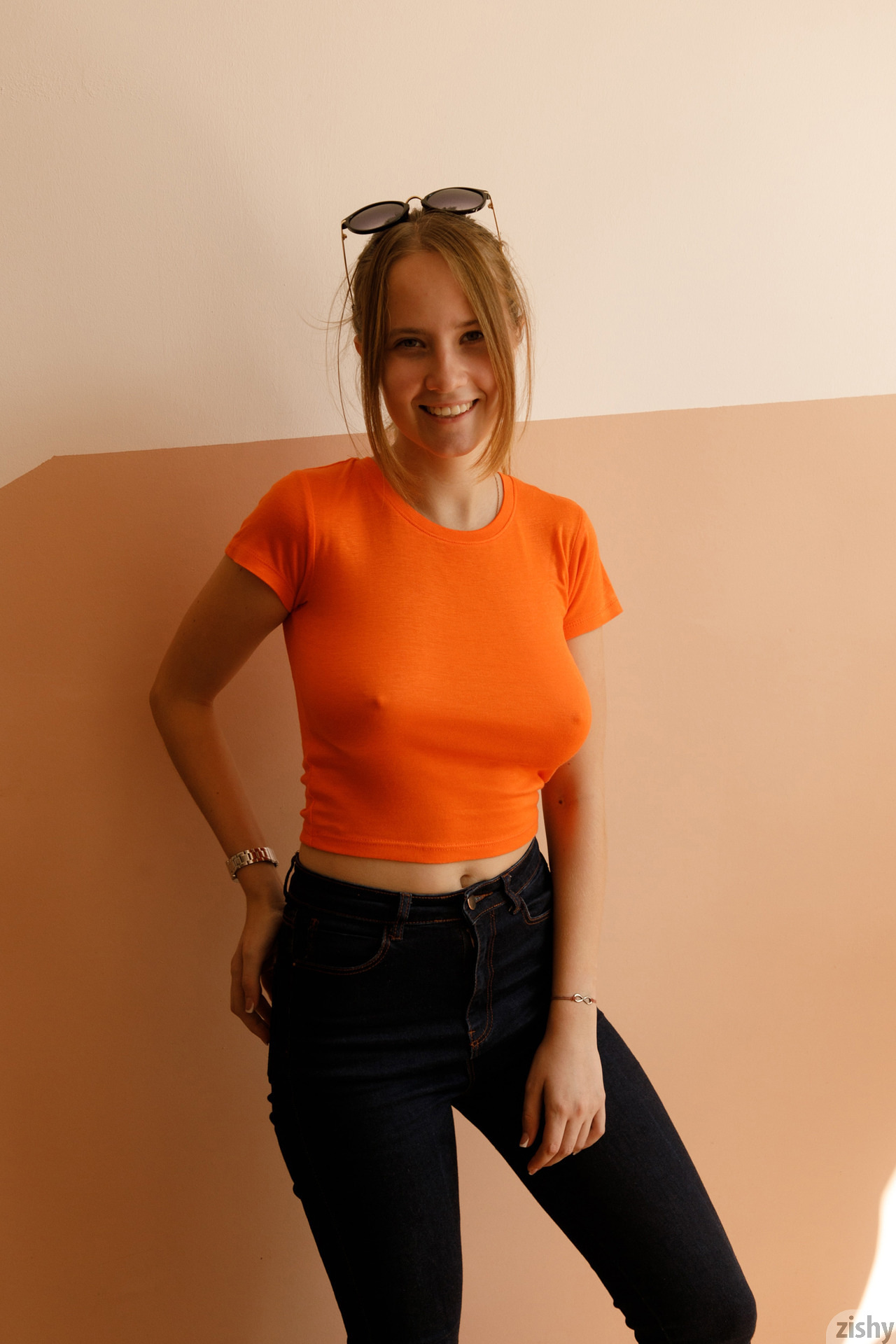 Braless Scrolller - 8pj4cri