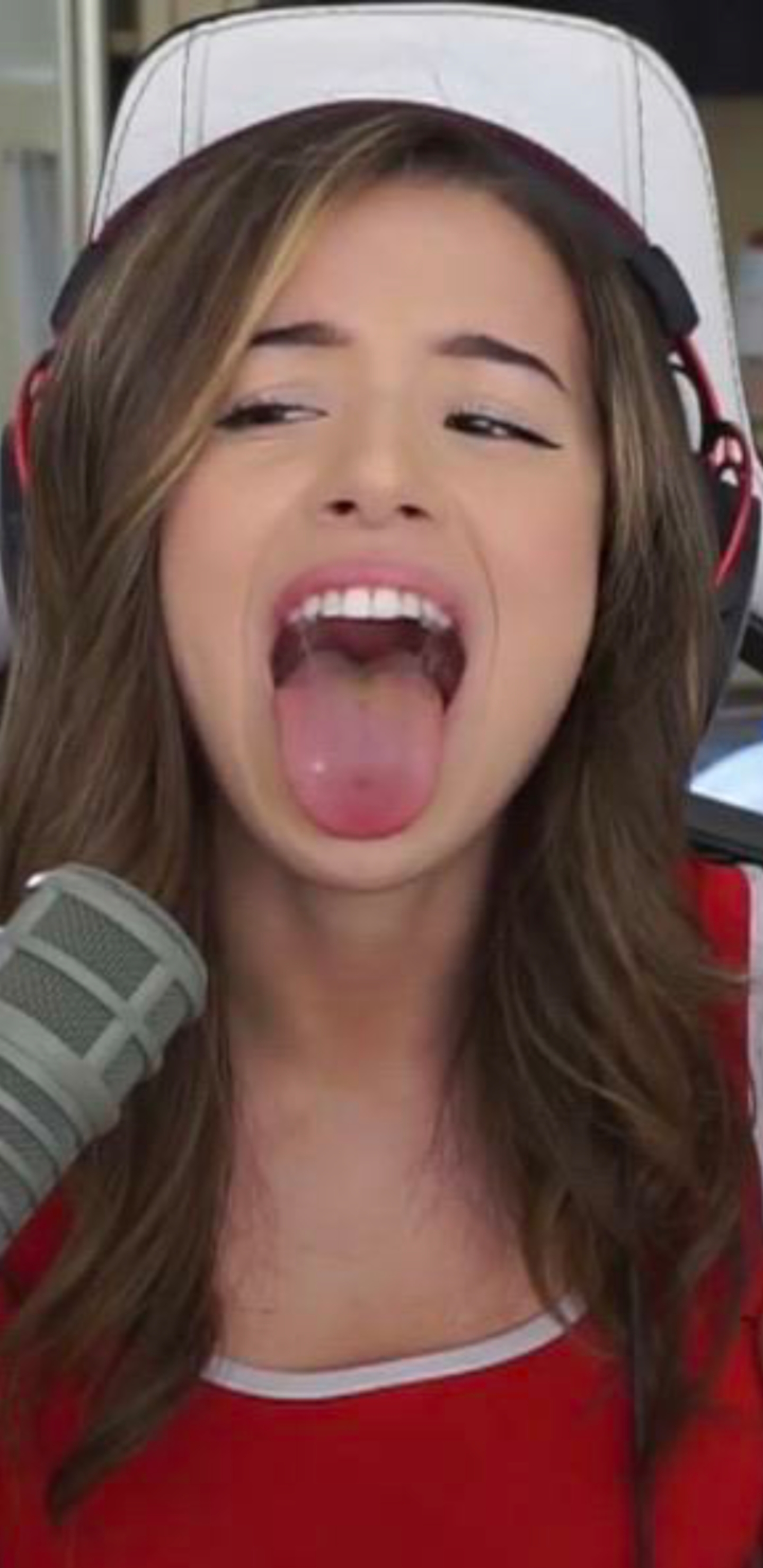 The Pokimane Shirt Debate: What Do You Think? - f0gaynp