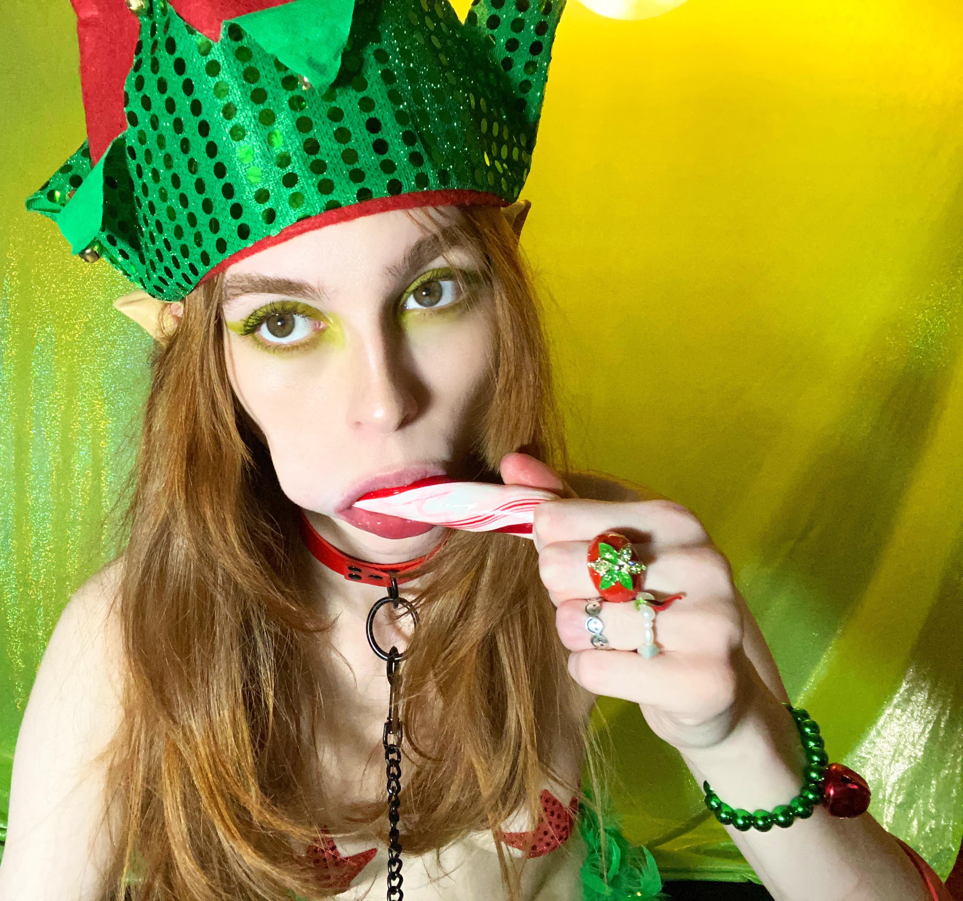 This Elf Gives A Meannnn Blowjob ️😇💋 Scrolller