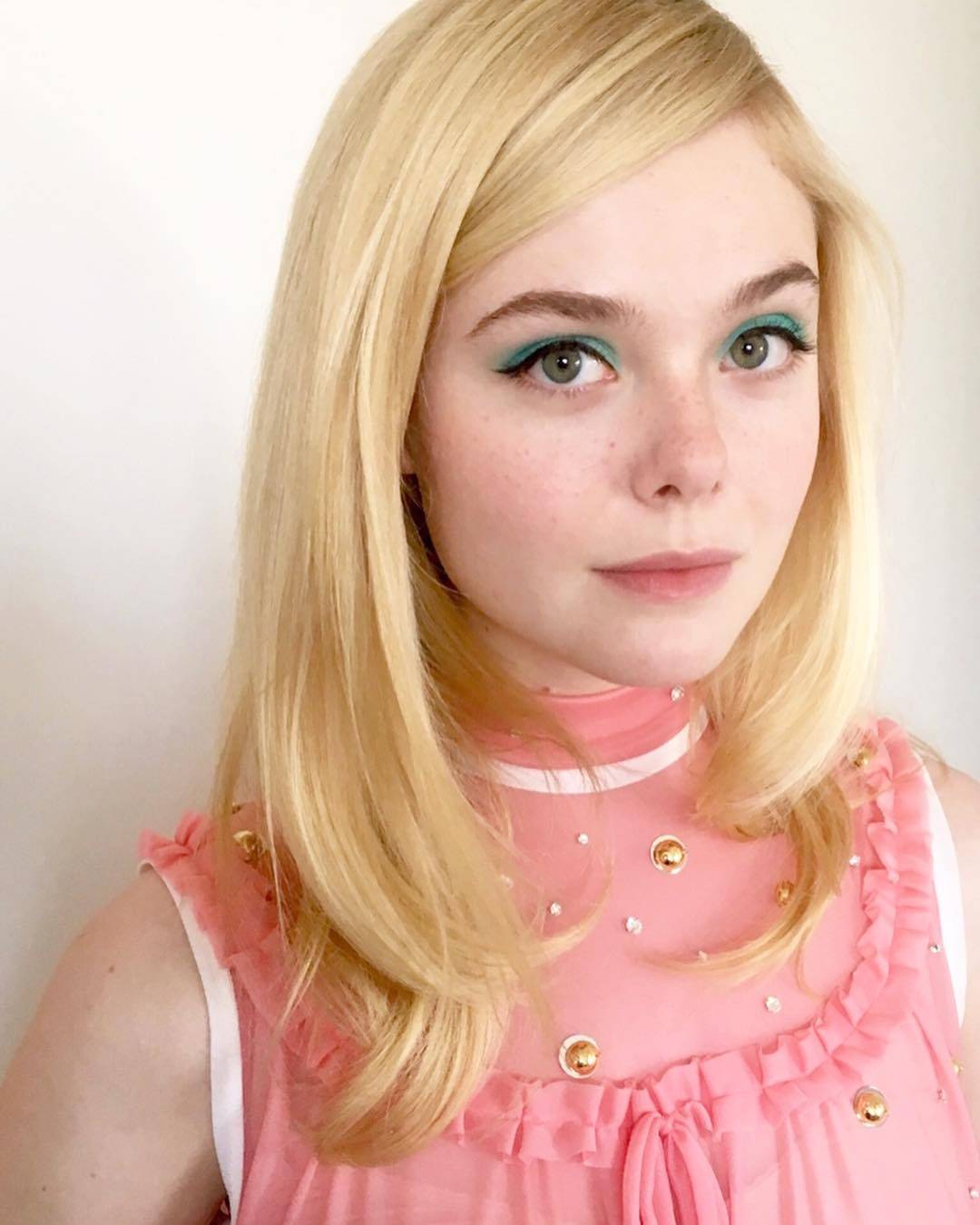 Elle Fanning Scrolller