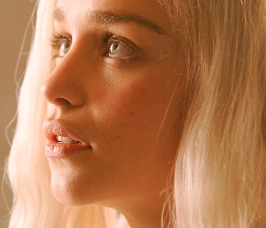 Emilia Clarke's pretty little mouth looks so inviting. Scrolller