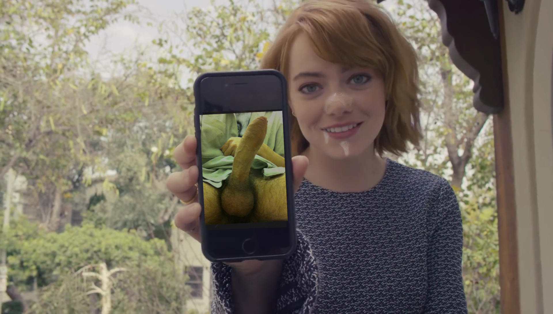 Emma Stone Shows Us Her New Facial Cream Dispenser Scrolller