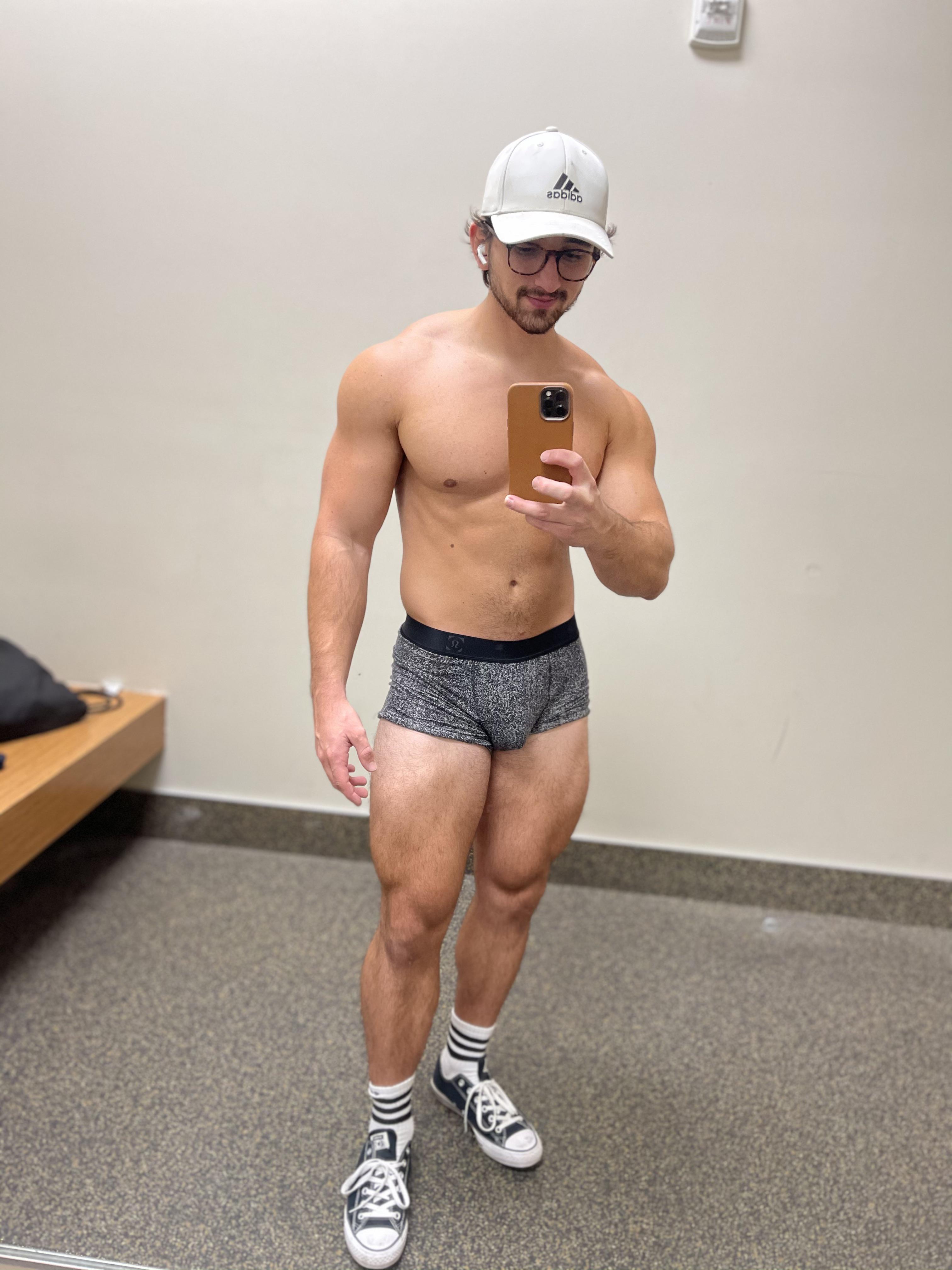 This is my gym office, cum inside😈 | Scrolller