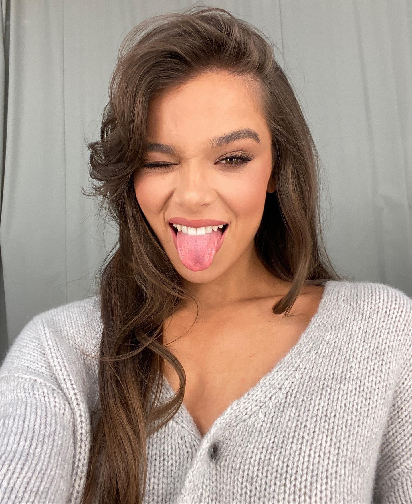 Hailee Steinfeld’s tongue is perfect for rimjobs. | Scrolller