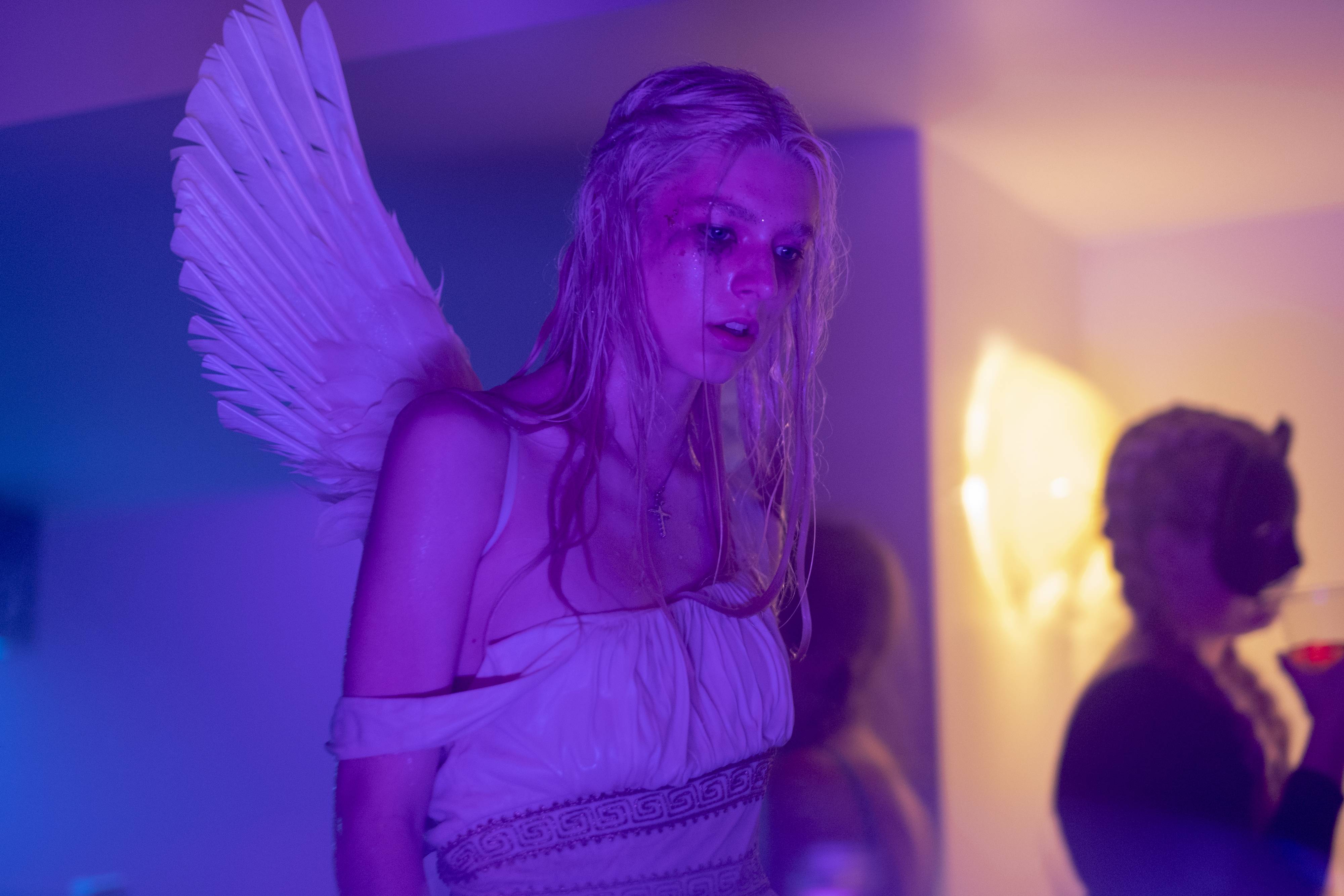 Hunter Schafer, Euphoria S1E06 Scrolller