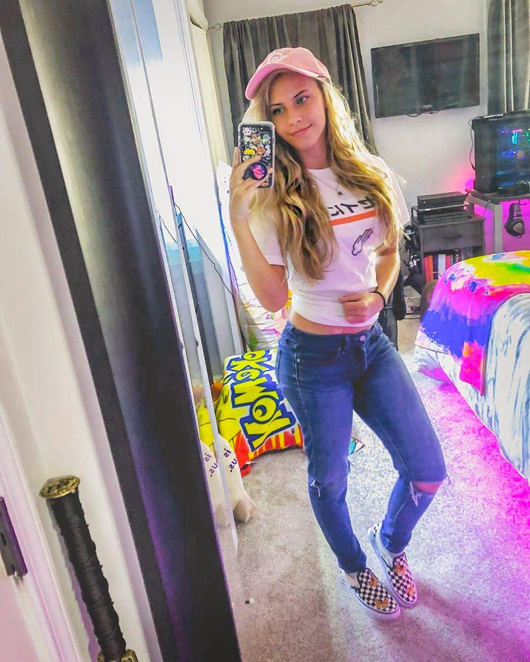 NoisyButters Pictures Scrolller