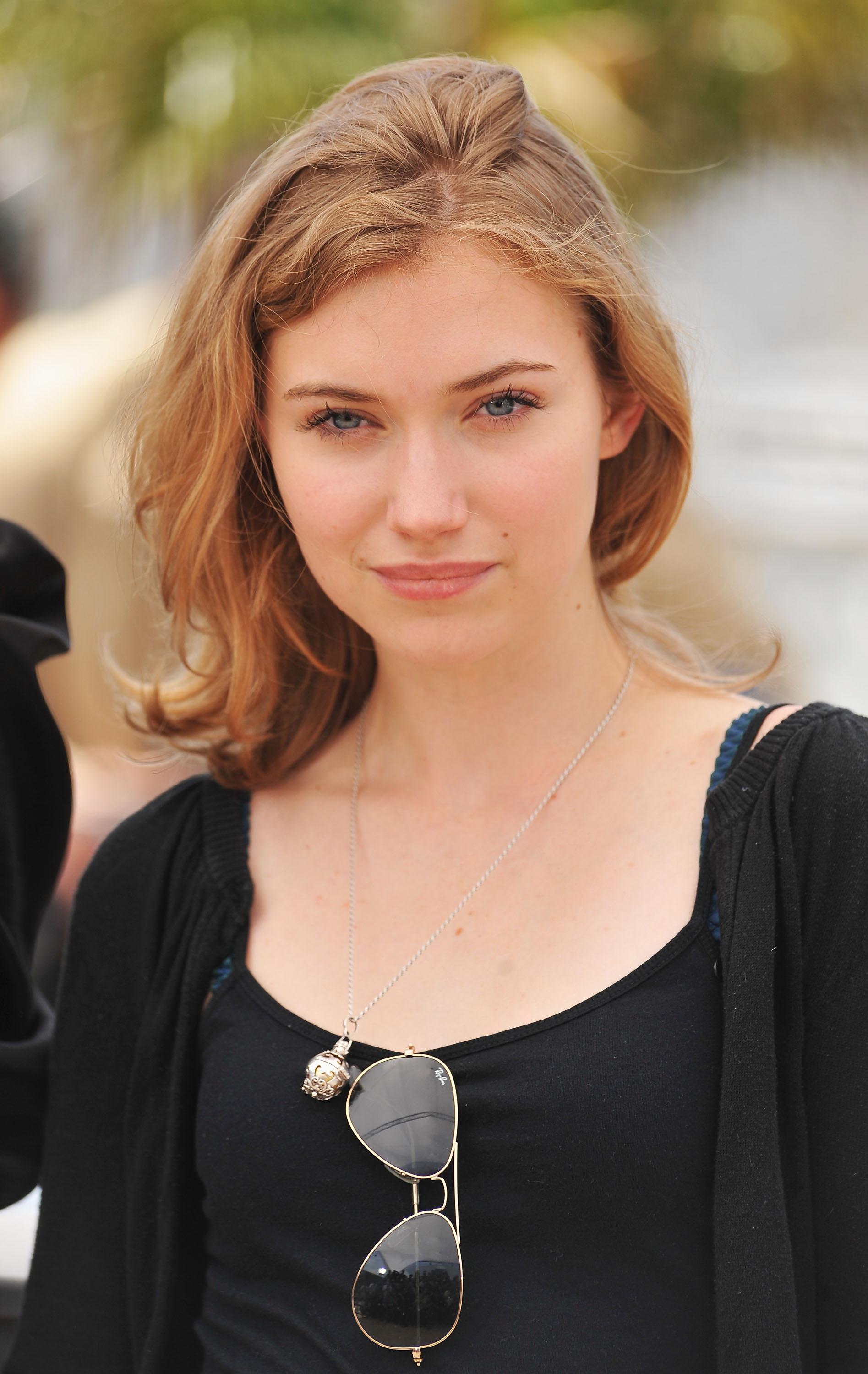 Imogen Poots | Scrolller