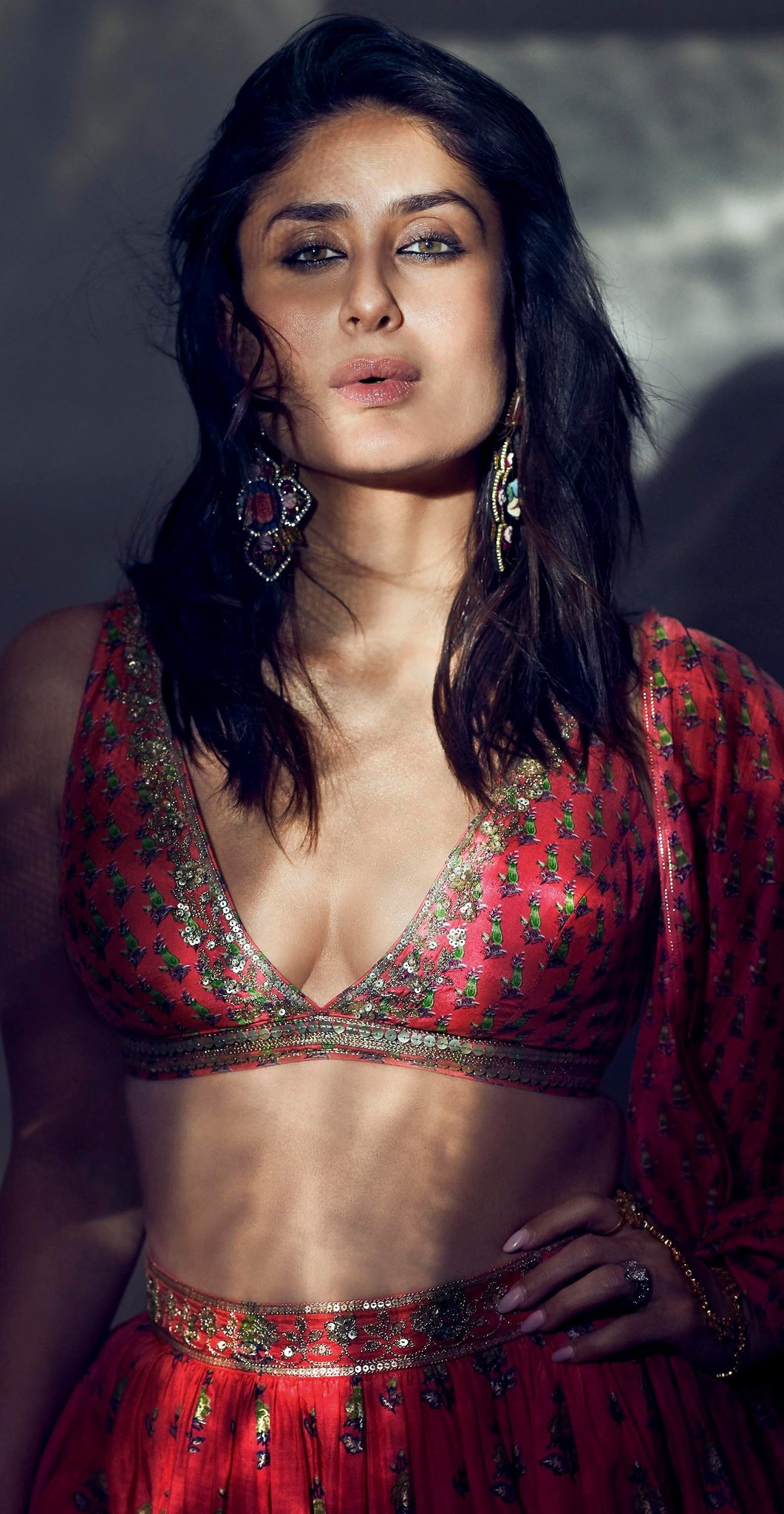 Kareena Kapoor Scrolller