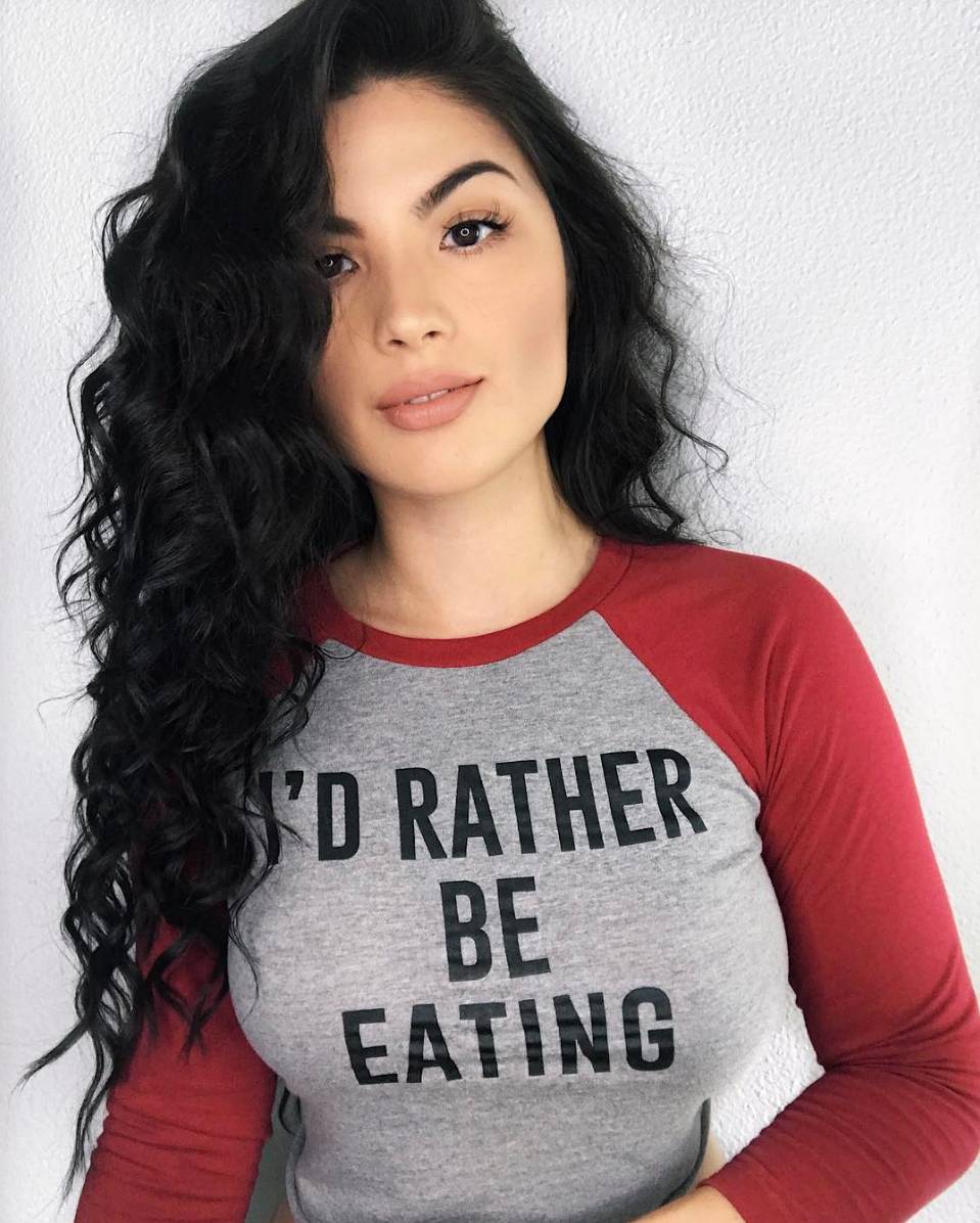 Karen Vi | Scrolller