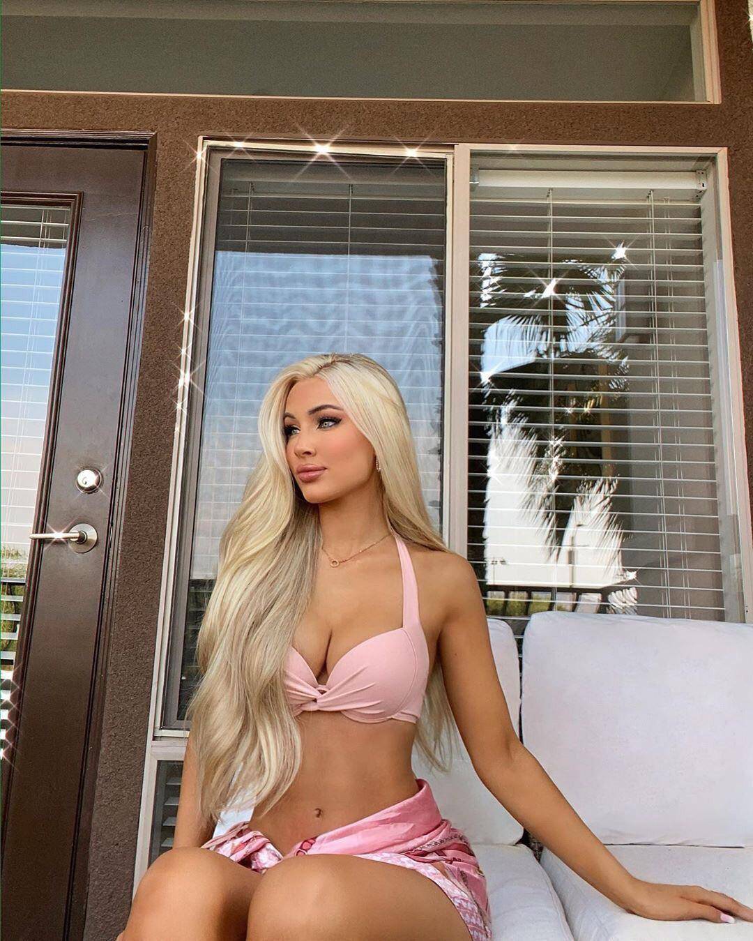 Katerina Rozmajzl | Scrolller