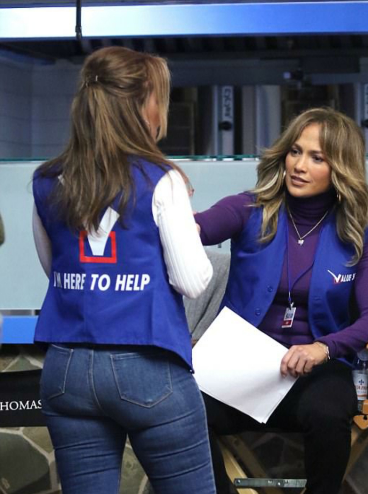 Leah Remini on set w/ bff JLo | Scrolller
