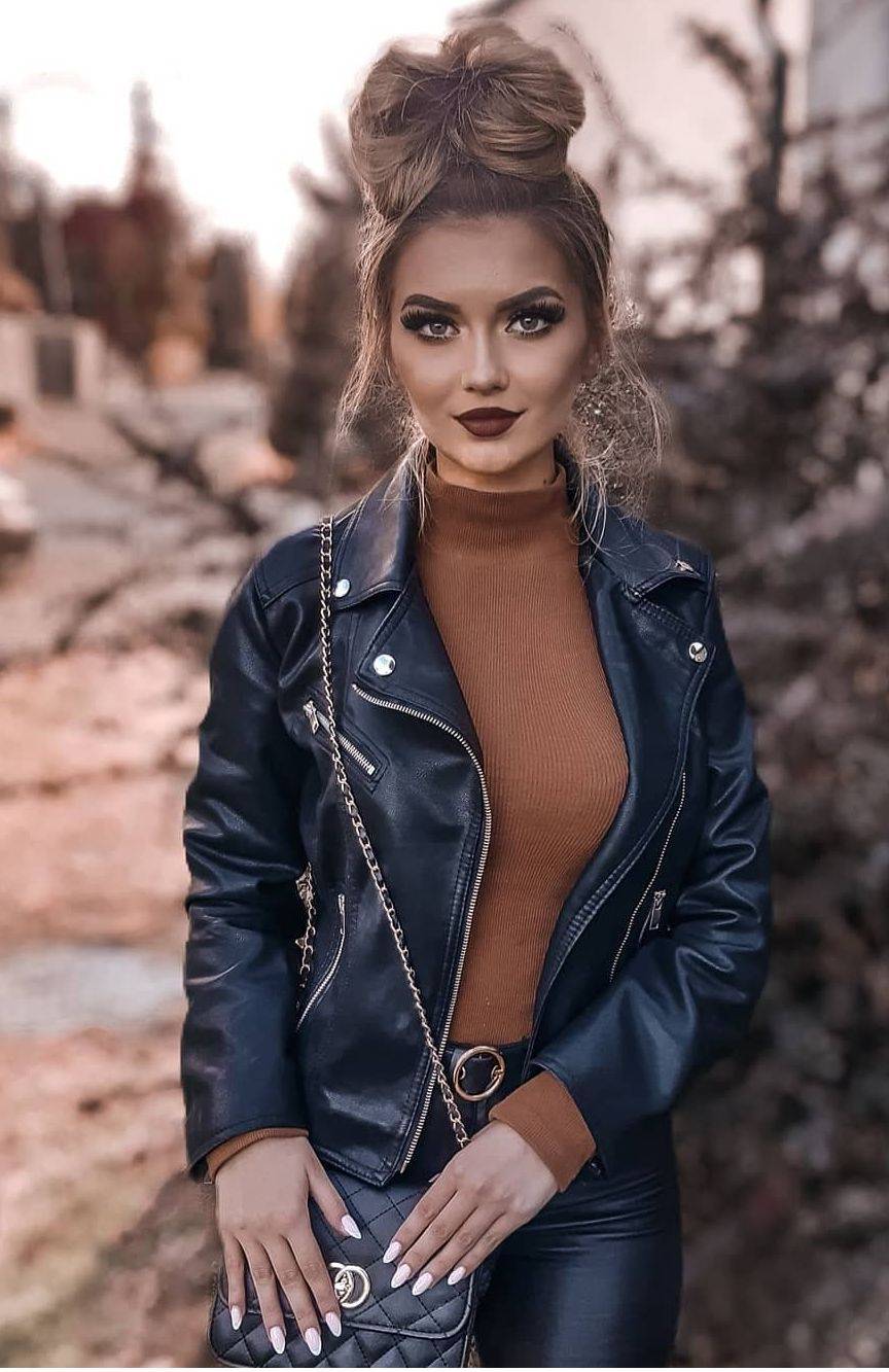 Leather jacket, leggings and nails Scrolller
