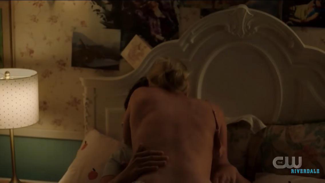 Lili Reinhart Bughead Sex Scene In Season 5 Trailer Scrolller