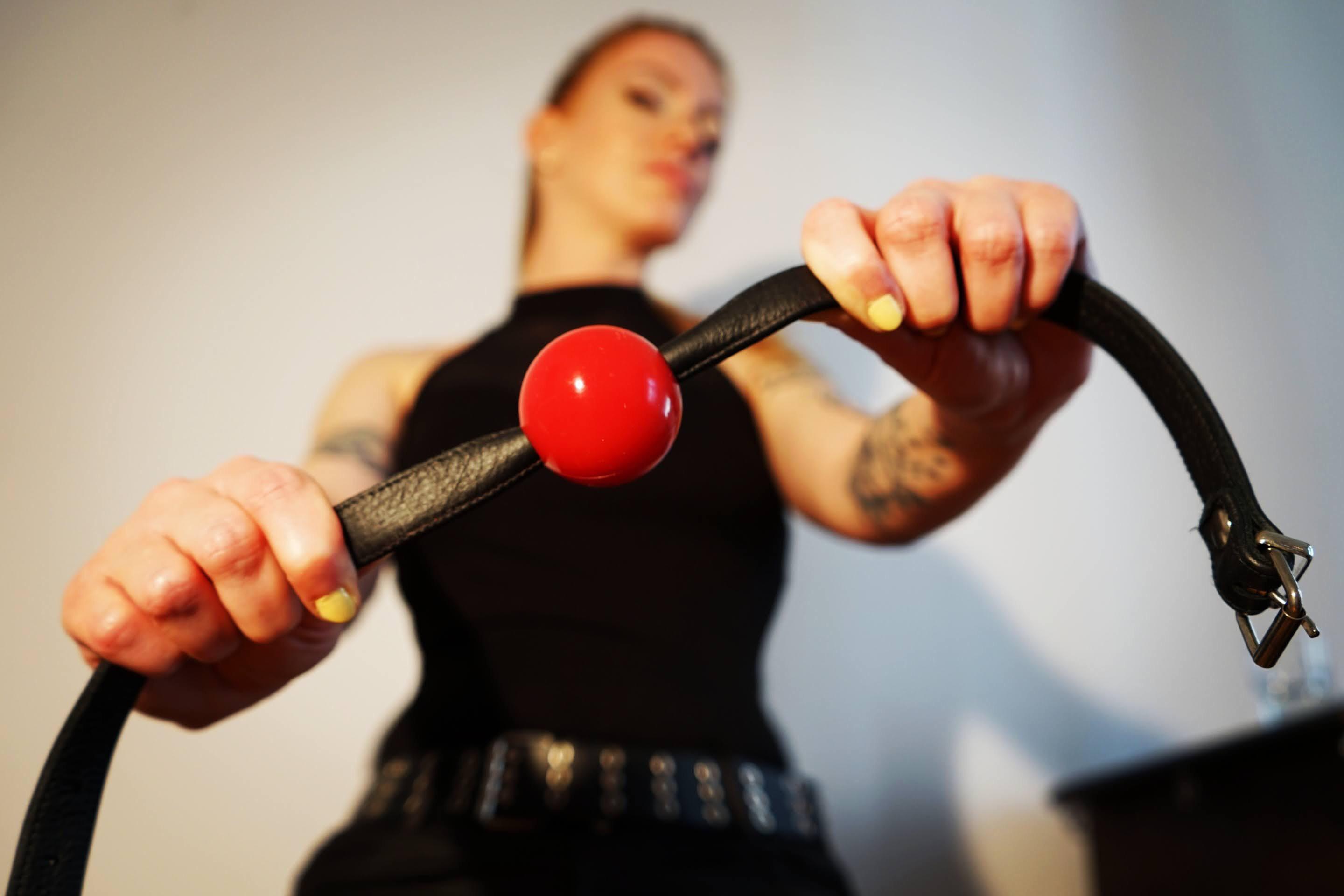 Mistress Zarah Fox is waiting for you. Scrolller