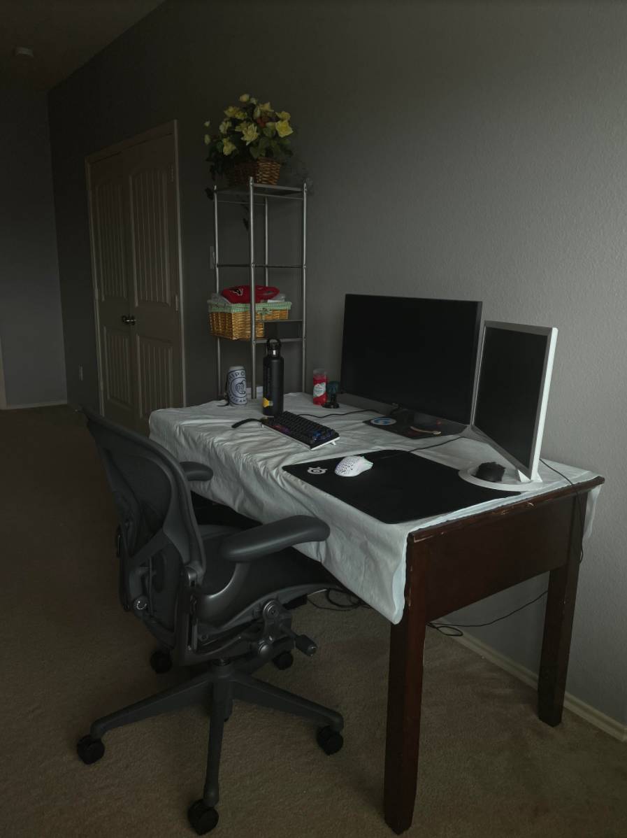 Need new desk setup desperately... Scrolller