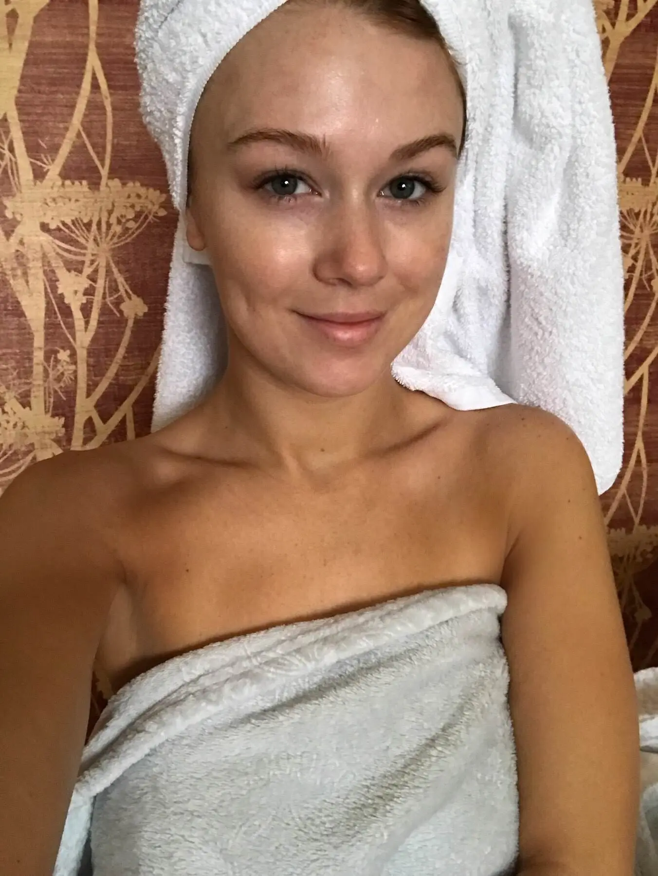 Scrolller Out Out of the shower | Scrolller