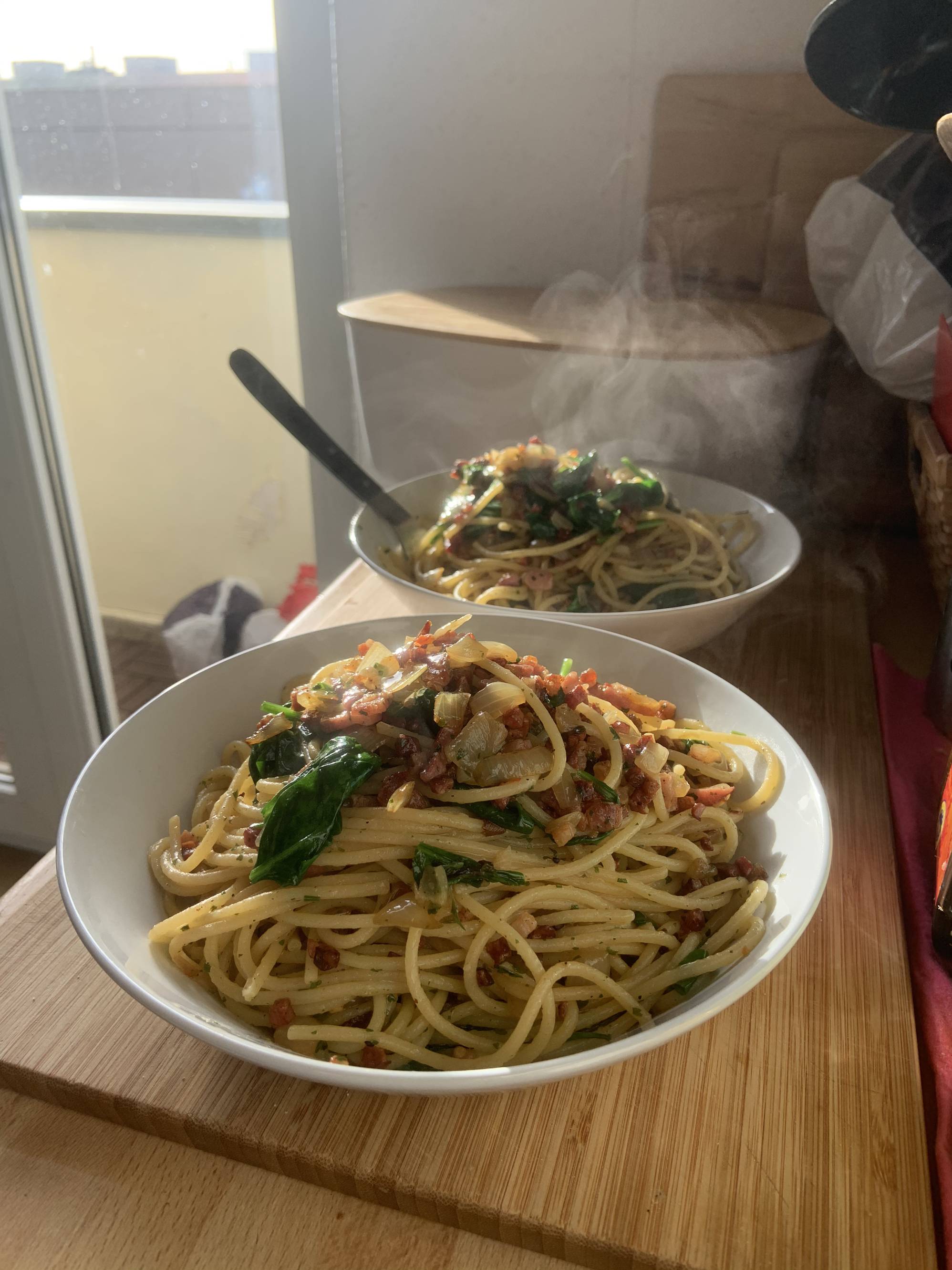 Pasta mit Schinkenwürfeln, Knofi, Zwiebeln, Chili und Babyspinat ... Pasta mit Schinkenwürfeln, Knofi, Zwiebeln, Chili und Babyspinat ...